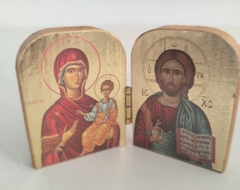 木製のヴィンテージ聖母マリアとイエスのアイコン画、木枠のルルドの絵、聖母マリアの銘板、家庭の祭壇アート