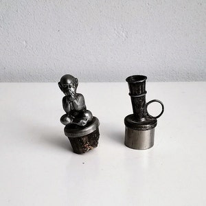 Antik vintage flaskpropp i metall och kork, gammalt barverktyg, utrustning, vinranka, cocktailpropp, par flasklock/propp.