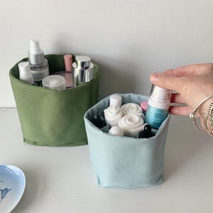 Organiseur de salle de bain et bac de rangement portable en un ! Pour le maquillage/les cosmétiques/les articles de toilette. Toile organique et unique en son genre ! Nombreuses poches.