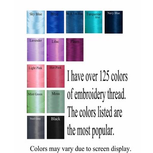 Op de afbeelding: Kleurenkaart met borduurgaren in diverse tinten: hemelsblauw, blauw, lavendel, lila, pruim, lichtroze, felroze, mintgroen, mos, staalgrijs en zwart. Tekst: "Ik heb meer dan 125 kleuren borduurgaren. De vermelde kleuren zijn de populairste."