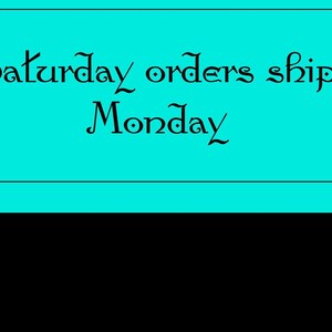 Op de afbeelding: Een turquoise rechthoekige afbeelding met afgeronde hoeken tegen een zwarte achtergrond. De tekst "Saturday orders ship Monday" is geschreven in een decoratief, cursief lettertype. De tekst is zwart.
