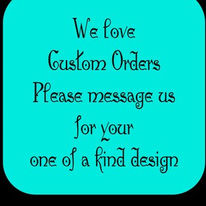 Op de afbeelding: Een turquoise vierkant met afgeronde hoeken op een zwarte achtergrond. De zwarte tekst luidt: "We houden van aangepaste bestellingen. Stuur ons een bericht voor uw unieke ontwerp."