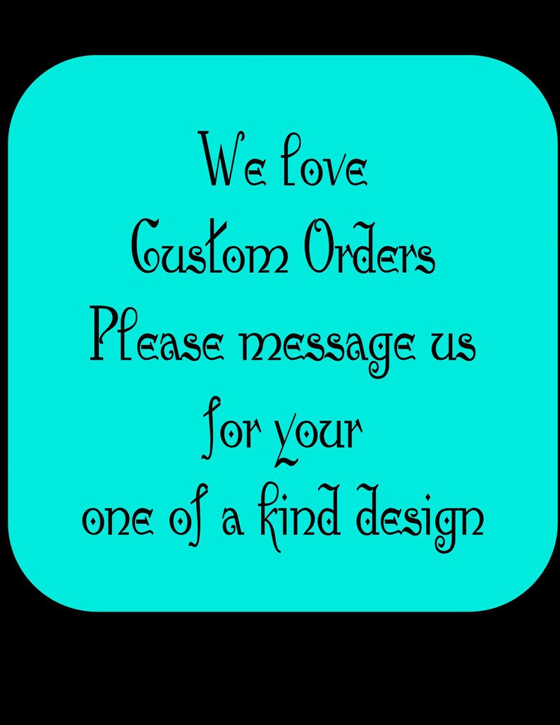 Op de afbeelding: Een turquoise vierkant met afgeronde hoeken op een zwarte achtergrond. De zwarte tekst luidt: "We houden van aangepaste bestellingen. Stuur ons een bericht voor uw unieke ontwerp."
