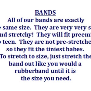Puede incluir: Texto sobre un fondo blanco que dice "BANDS" seguido de texto descriptivo sobre el tama&ntilde;o, la suavidad y la elasticidad de las bandas. El texto indica que las bandas se ajustan a tallas de prematuros a adolescentes y no est&aacute;n preestiradas.