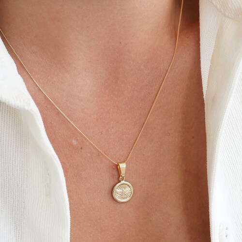 Collar con moneda de oro del Espíritu Santo, chapado en oro de 18 quilates, collar con medalla milagrosa, collar con medallón de oro, collar con colgante de moneda de oro, regalo para ella.