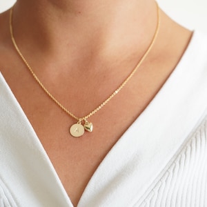 Collier coeur initial délicat rempli d'or, pendentif petite lettre personnalisé, petits disques personnalisés, collier petit disque personnalisé, chaîne d'initiale de pièce de monnaie