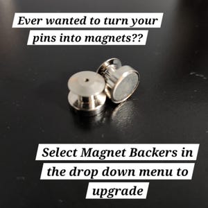 Puede incluir: Dos respaldos de broche de metal plateado con un im&aacute;n redondo unido a la parte posterior de cada uno. El texto "Select Magnet Backers in the drop down menu to upgrade" se muestra debajo de los respaldos de broche.