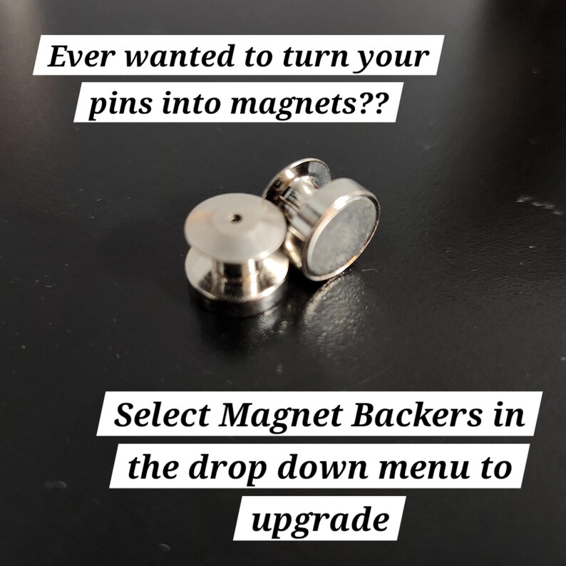 Puede incluir: Dos respaldos de broche de metal plateado con un im&aacute;n redondo unido a la parte posterior de cada uno. El texto "Select Magnet Backers in the drop down menu to upgrade" se muestra debajo de los respaldos de broche.