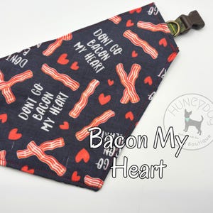 Don't Go Bacon My Heart – Vändbar, rolig husdjursbandana med bacon och hjärtan, hundkatthalsduk
