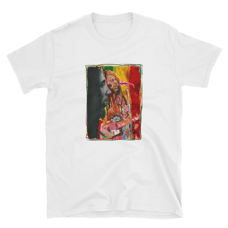 K&ouml;nnte beinhalten: Ein wei&szlig;es T-Shirt mit einem bunten Bild von Bob Marley, der Gitarre spielt. Das Bild ist in einem gr&uuml;nen, gelben und roten Rahmen.