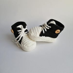 Crochet baby sneakers. Crochetted baby cotton shoes. Black, white baby shoes newborn. Baby shower gift. Newborn baby shoes. Knit for baby.