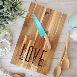 Schneidebrett mit Gravur - Love Builds A Better Home