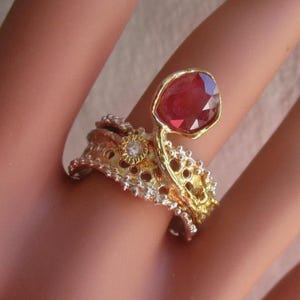 Fin, delikat designerring - 925 sterlingsilver och 14 karat guld med rubinkvarts - storlek 17,75 - 57