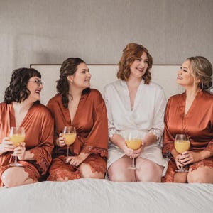 Bridesmaid Robes Set of 4,5,6,7,8,9,10,11,12,13,14,15, Silk Bridesmaid Robes, Bridesmaid Gift, Bridal Robes, Wedding Robes, Lace Satin Robes zdjęcie 15