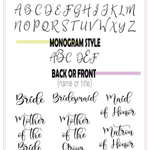 Op de afbeelding: Een lettertypemenu met verschillende lettertypen voor een bruiloft of een speciale gelegenheid. De lettertypen omvatten een lettertype aan de voorkant, een monogram-stijl en opties voor aan de voorkant of aan de achterkant. De tekst bevat de woorden "Bride", "Bridesmaid", "Maid of Honor", "Mother of the Bride", "Mother of the Groom", "Matron of Honor", "Sarah", "Mrs. Porter" en "Elizabeth".