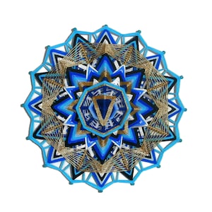 Könnte beinhalten: Ein blaues, goldenes und weißes Mandala mit geometrischem Design. Das Mandala ist aus Garn gefertigt und hat einen 3D-Effekt.