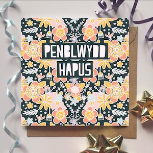 Carden Penblwydd Hapus - Blodeuog Tywyll // Carte 'Joyeux anniversaire' - Motif floral bleu marine et pastel -- Gallois, Cymraeg.