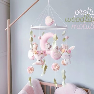 Móvil de bosque de fieltro hecho a mano: decoración infantil