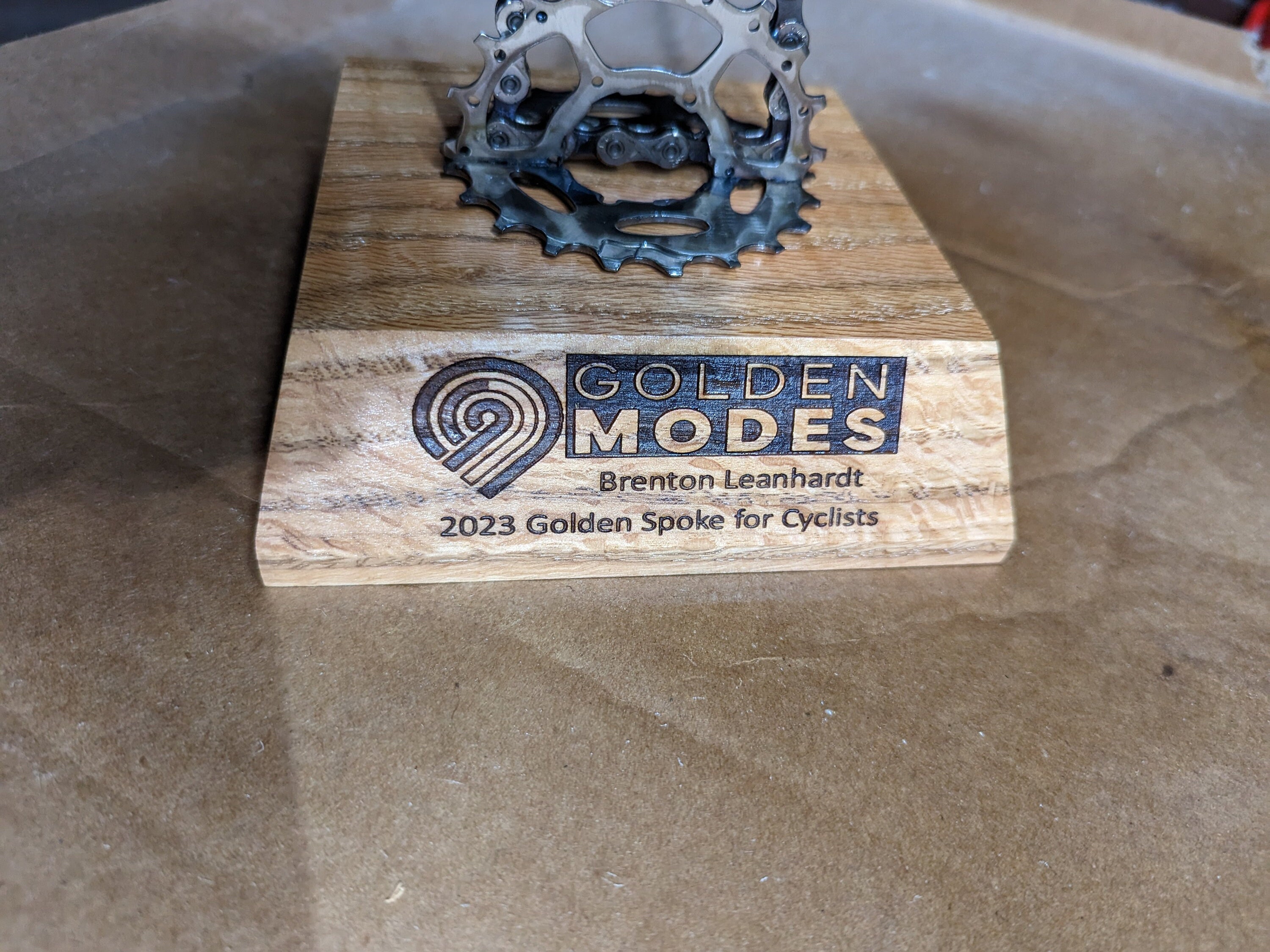 Trophée sportif représentant un coureur à vélo en régule patiné - Sculpture