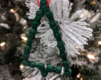 Un ornement « Arbre de Noël » fabriqué à partir de chaînes de vélo recyclées / art de pièces de vélo