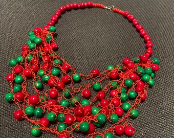 Collier de perles en bois fait main d'Ukraine, collier tendance en bois rouge et vert inspiré de la nature pour femme