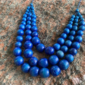Collar de cuentas de madera en capas azules hecho a mano