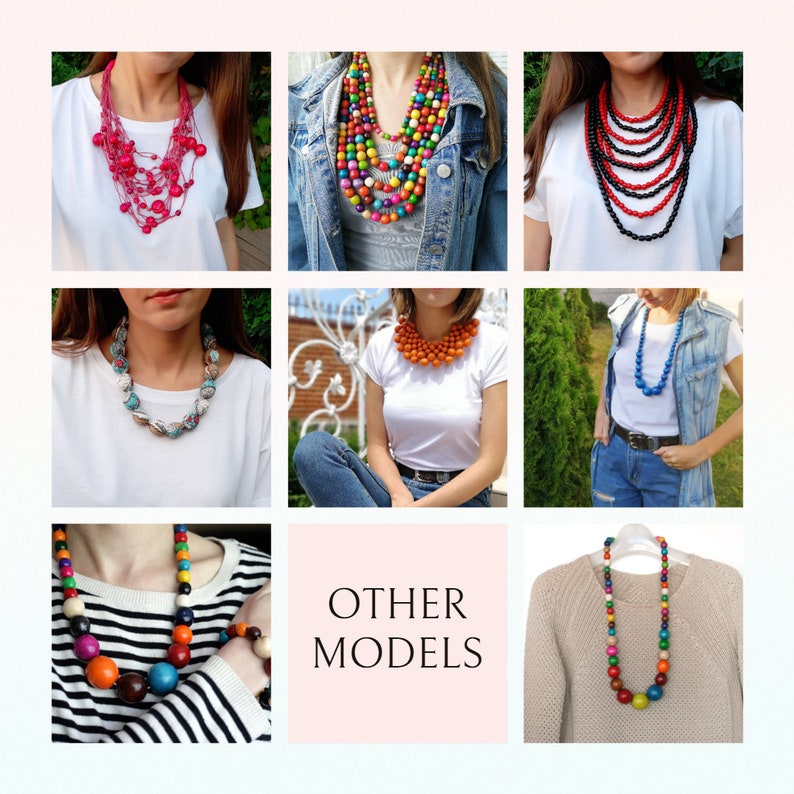 K&ouml;nnte beinhalten: Eine Sammlung von bunten Holzperlenketten. Die Ketten werden von Models in verschiedenen Outfits getragen. Der Text "OTHER MODELS" wird in der Mitte des Bildes angezeigt.