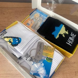 Ukrainische Geschenkbox für Männer und Frauen - Enthält Socken, Anhänger, Schlüsselanhänger und Aufkleber