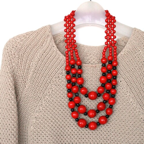 Collier ethnique rouge et noir de perles en bois d'Ukraine, gros collier multirangs pour femme, bijoux artisanaux inspirés de la nature