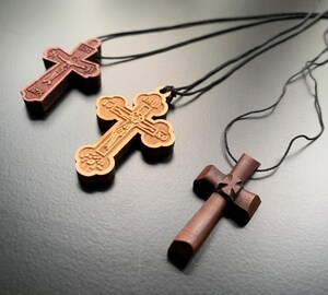 Pendentif Chrétien Orthodoxe Avec Croix En Bois – Collier Corde Réglable – Bijou Religieux Fait Main
