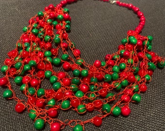 Einzigartige rot-grüne mehrschichtige Lätzchen-Halskette aus Holz für Frauen, handgefertigtes ethnisches Accessoire aus der Ukraine