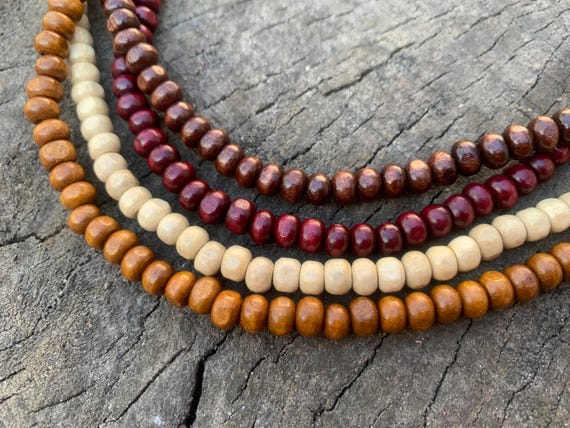Collana realizzata con perle rosse ed inserti di perle di legno ch