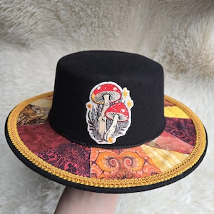 Jedyny w swoim rodzaju kapelusz fedora z motywem grzybów z festiwalu patchworku