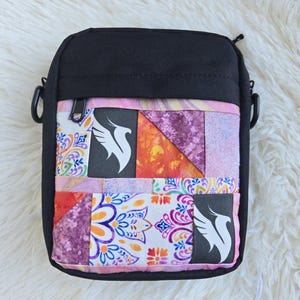 Puede incluir: Un letrero de madera hecho a mano con la palabra "Bienvenido" en una fuente juguetona. El letrero está pintado de blanco con un acabado envejecido y presenta un diseño floral en tonos rosas y verdes. Mide aproximadamente 30 cm de ancho.