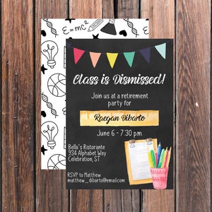 Op de afbeelding: Een uitnodiging in krijtbord-stijl met kleurrijke vlaggetjes bovenaan. De tekst luidt "Class is Dismissed!" en nodigt gasten uit voor een afscheidsfeest voor Raegan Dibarto op 6 juni van 19:30 uur tot 19:30 uur in Bella's Ristorante. De uitnodiging bevat het adres en RSVP-informatie.