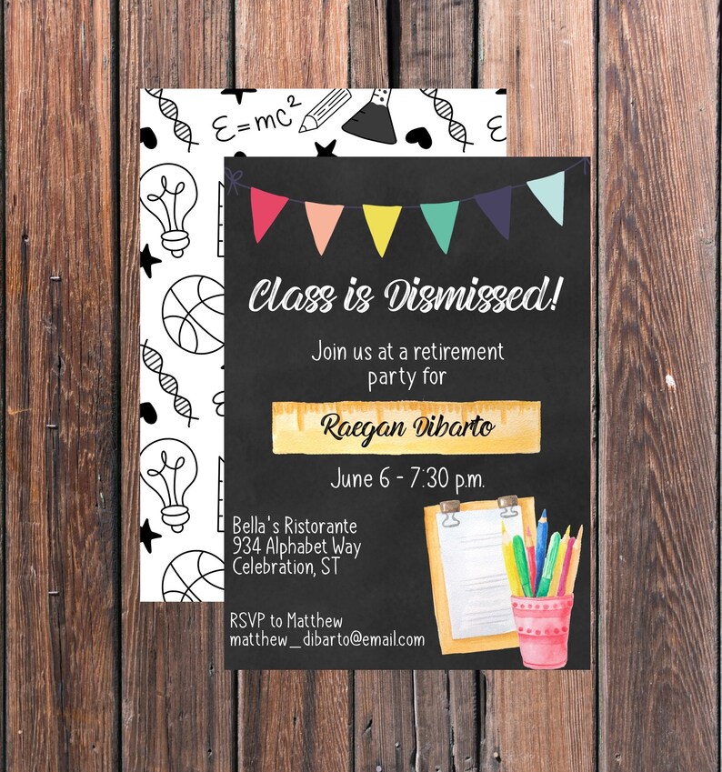 Op de afbeelding: Een uitnodiging in krijtbord-stijl met kleurrijke vlaggetjes bovenaan. De tekst luidt "Class is Dismissed!" en nodigt gasten uit voor een afscheidsfeest voor Raegan Dibarto op 6 juni van 19:30 uur tot 19:30 uur in Bella's Ristorante. De uitnodiging bevat het adres en RSVP-informatie.