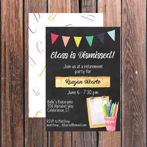 Op de afbeelding: Een uitnodiging in de stijl van een zwart schoolbord met kleurrijke vlaggetjes bovenaan. De tekst luidt "Class is Dismissed!" en nodigt gasten uit voor een afscheidsfeest voor Raegan Dibarto op 6 juni van 19:30 uur tot 19:30 uur in Bella's Ristorante, 934 Alphabet Way, Celebration, ST. De RSVP-informatie staat onderaan de uitnodiging.