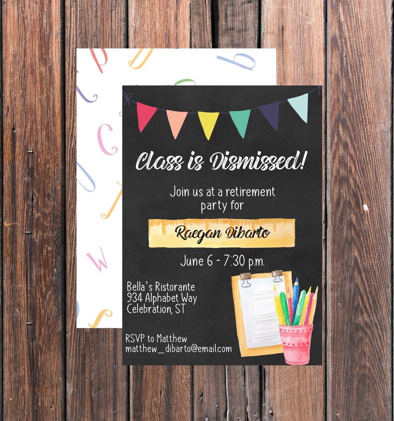 Op de afbeelding: Een uitnodiging in de stijl van een zwart schoolbord met kleurrijke vlaggetjes bovenaan. De tekst luidt "Class is Dismissed!" en nodigt gasten uit voor een afscheidsfeest voor Raegan Dibarto op 6 juni van 19:30 uur tot 19:30 uur in Bella's Ristorante, 934 Alphabet Way, Celebration, ST. De RSVP-informatie staat onderaan de uitnodiging.