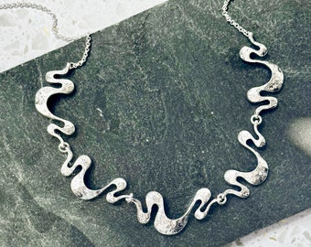 Mother's Day Gift Waves Necklace, Abstract Geometric Wave Necklace for Women, Wave Shape Collar Bib Necklace, Elegant Summer Nights Necklace