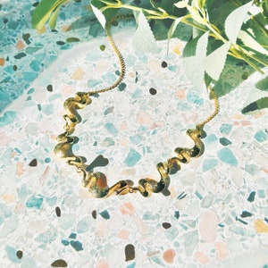 Gold Wave Design Statement-ketting voor dames, boho gouden bewegende delen halsketting ketting verjaardagscadeau bijpassende oorbellen voor haar