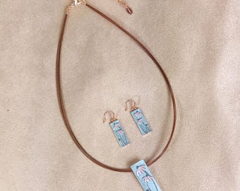 Zestaw biżuterii Boho Flower Portrait • Naszyjnik i kolczyki z różowego złota • Boho Chic Pink and Blue Floral Gift • Wyjątkowy prezent na Dzień Matki