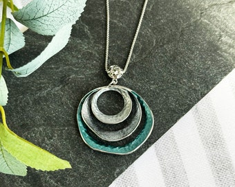 Naszyjnik Boho Triple Circle • Niestandardowy wisiorek z 3 pierścieniami • Srebrna biżuteria • Elegancki prezent na Dzień Matki dla niej • Niepowtarzalna biżuteria Boho