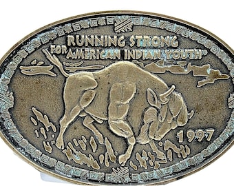 Hebilla de cinturón vintage de 1997 para jóvenes indígenas americanos, con diseño de búfalo y bisonte del suroeste. Tamaño: 3,5 pulgadas de largo x 2,5 pulgadas de alto.