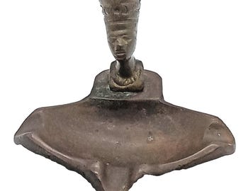 Cenicero vintage con busto de la reina egipcia Nefertiti, 14 cm (5,5 pulgadas), recuerdo de latón estilo art déco.