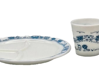 Zestaw 2 talerzy i kubków dziecięcych Pyrex Corning w kolorze mlecznym, w kolorze niebieskim, z motywem pociągu.