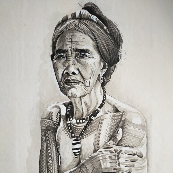 Tatouages Portrait noir et blanc de femme tatouée au visage ridé et colliers de perles aquarelle et crayons à l'huile sur carton marouflé