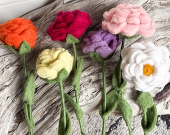 Pioenroos vilten bloem - draadsteel - vilten bloem - vaasdecor - wolvilt bloemen - kransdecor