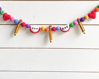 Guirnalda de bolas de fieltro con forma de corazón arcoíris de manzana y lápiz - Pompón - ENVÍO GRATIS a EE. UU. / Banderines / Guirnalda de fieltro / Decoración para el regreso a clases / Decoración para el hogar y la escuela