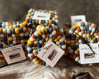 Posavasos de bolas de fieltro de criaturas del bosque / paquete de cuatro / bola de fieltro de 1 cm / decoración del hogar / Navidad / vacaciones / regalo para anfitrionas / regalo para maestros
