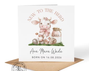 Tarjeta personalizada de felicitación para padres con diseño de vaca y ternera para el nacimiento de una niña. Felicitaciones por el nacimiento de su bebé. Nombre y fecha de nacimiento. Nueva integrante del rebaño.